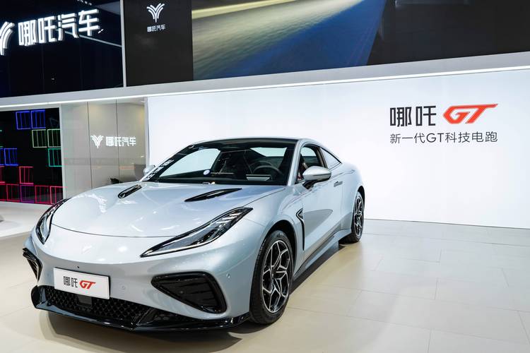 佛山19哪吒汽车在智能汽车领域的表现，领途汽车在新能源汽车市场中的影响力